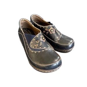 L'Artiste by Spring Step Burbank-N Black Leather Floral Embroidered Clogs 37